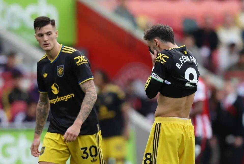 曼联1-3再遭羞辱，阿莫林拒绝辞职坚信可逆袭！战绩直逼滕哈格下课时