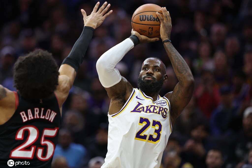 詹姆斯29+7+6末节12分 湖人险胜76人避免连败